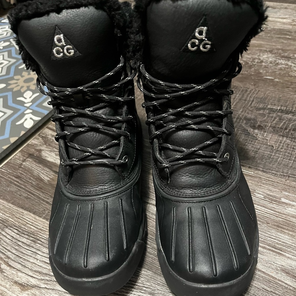 Nike womens Lunarlon black boots size 11